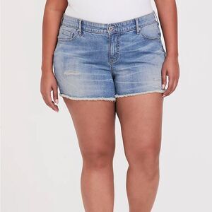 Torrid light wash‎ Distressed MID RISE SHORTIE SHORT